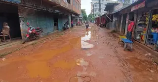 ঝালকাঠির গুরুত্বপূর্ণ সড়ক সংস্কারবিহীন; বৃষ্টিতেই জলাবদ্ধতা ও দুর্ভোগ বেড়ে গেছে